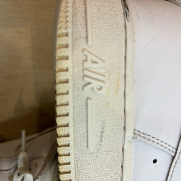 NIKE Sz 10.5 Air Force 1 Leather Low Top Lace Up Rubber Sole Basketball Sneakers - Picture 9 of 12